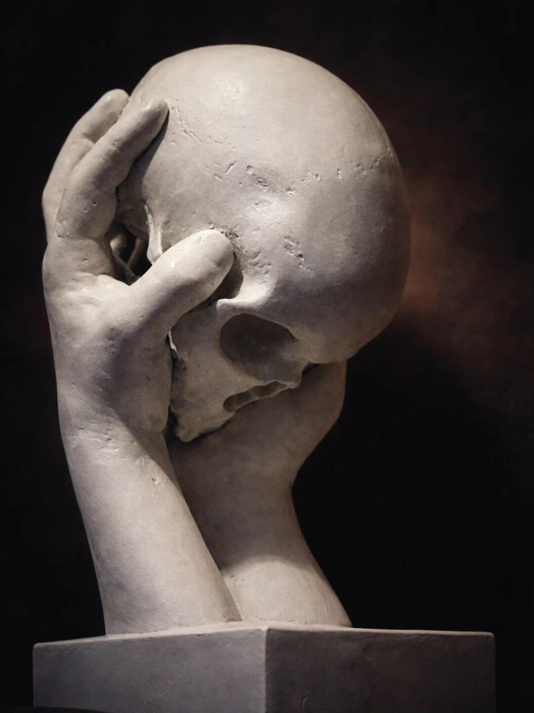 fragmented figurative sculpture